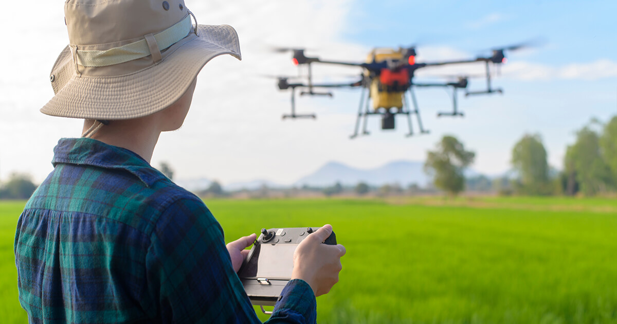 Foto di operatore agricolo che utilizza un drone per l'Agricoltura 4.0