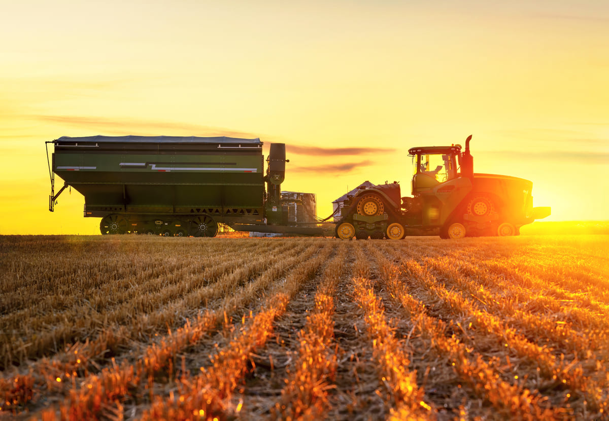 Trattore agricolo ad alta tecnologia su campo al tramonto – simbolo degli investimenti innovativi finanziati dal Fondo ISMEA 2024 e dell'importanza della perizia tecnica giurata.